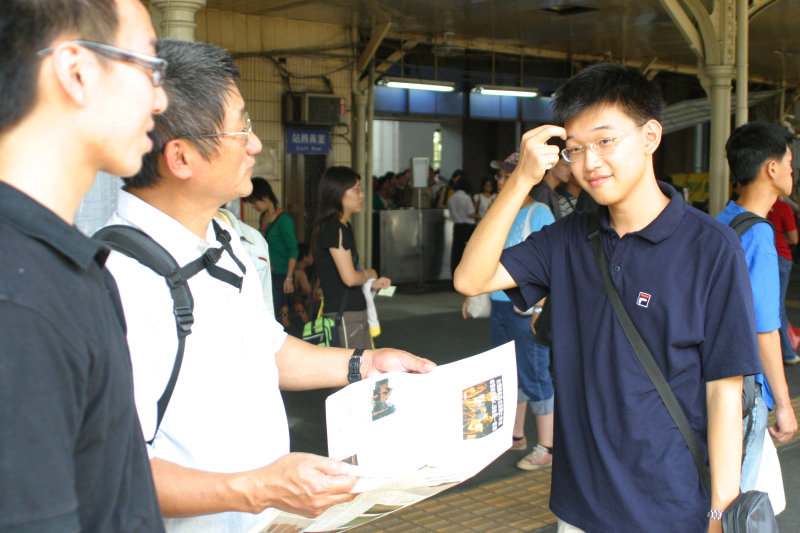 台灣鐵路旅遊攝影台中火車站月台交談的旅客2005攝影照片232