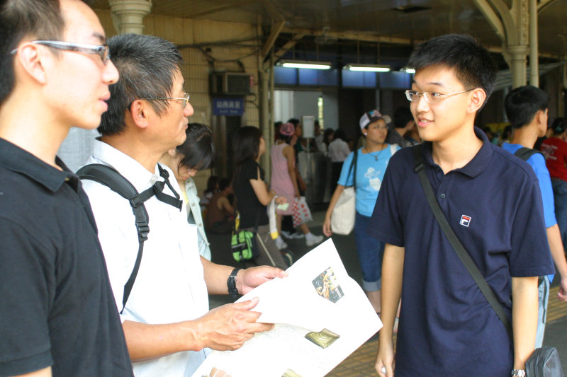 台灣鐵路旅遊攝影台中火車站月台交談的旅客2005攝影照片233