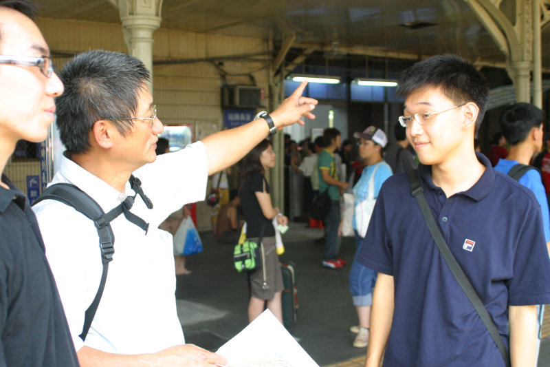 台灣鐵路旅遊攝影台中火車站月台交談的旅客2005攝影照片234