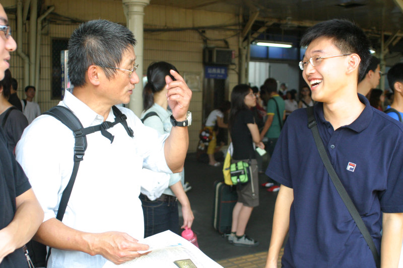台灣鐵路旅遊攝影台中火車站月台交談的旅客2005攝影照片235