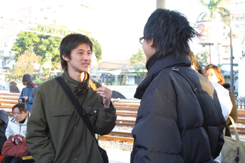 台灣鐵路旅遊攝影台中火車站月台交談的旅客2005攝影照片237