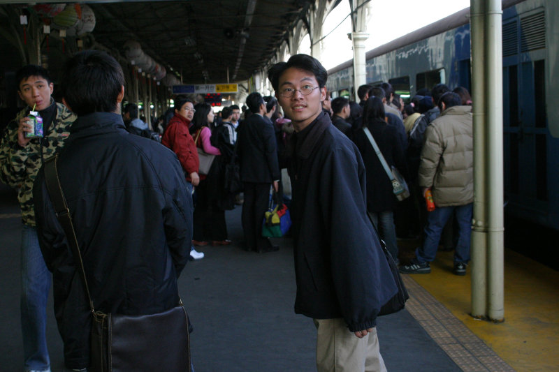 台灣鐵路旅遊攝影台中火車站月台交談的旅客2005攝影照片241