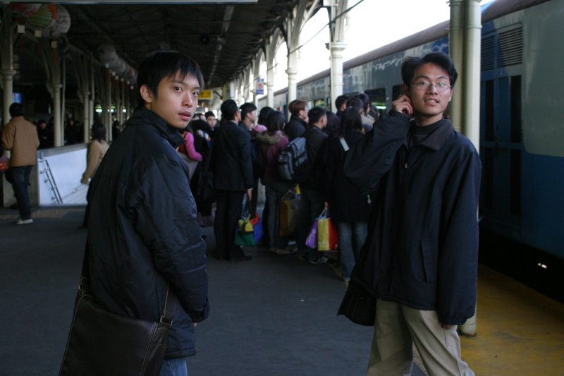 台灣鐵路旅遊攝影台中火車站月台交談的旅客2005攝影照片242