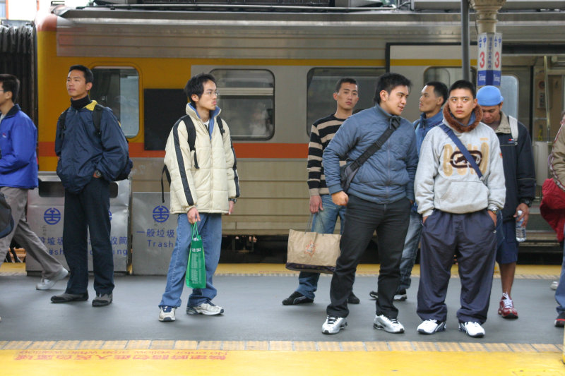 台灣鐵路旅遊攝影台中火車站月台交談的旅客2005攝影照片243