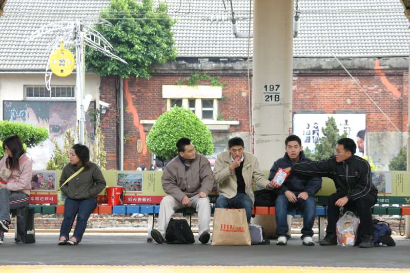 台灣鐵路旅遊攝影台中火車站月台交談的旅客2005攝影照片244