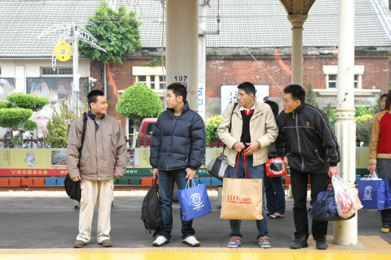 台灣鐵路旅遊攝影台中火車站月台交談的旅客2005攝影照片245