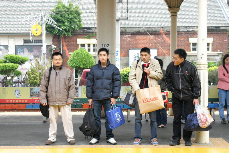 台灣鐵路旅遊攝影台中火車站月台交談的旅客2005攝影照片246