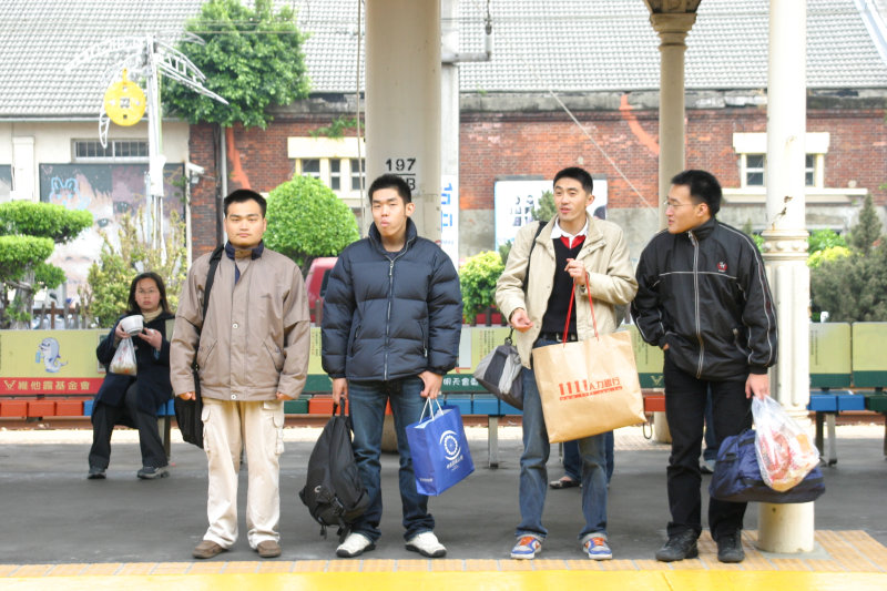 台灣鐵路旅遊攝影台中火車站月台交談的旅客2005攝影照片247