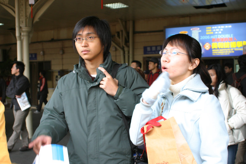 台灣鐵路旅遊攝影台中火車站月台交談的旅客2005攝影照片250