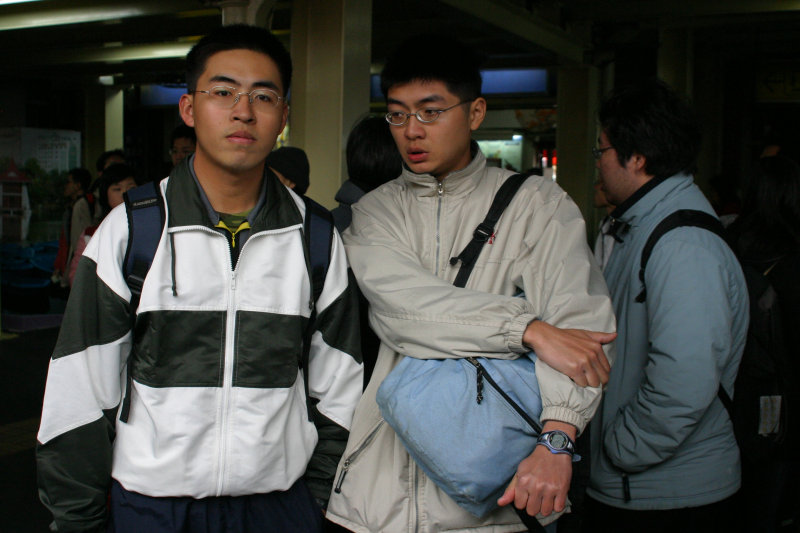 台灣鐵路旅遊攝影台中火車站月台交談的旅客2005攝影照片251