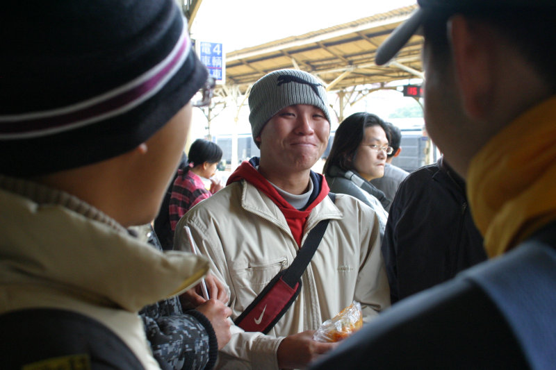 台灣鐵路旅遊攝影台中火車站月台交談的旅客2005攝影照片252