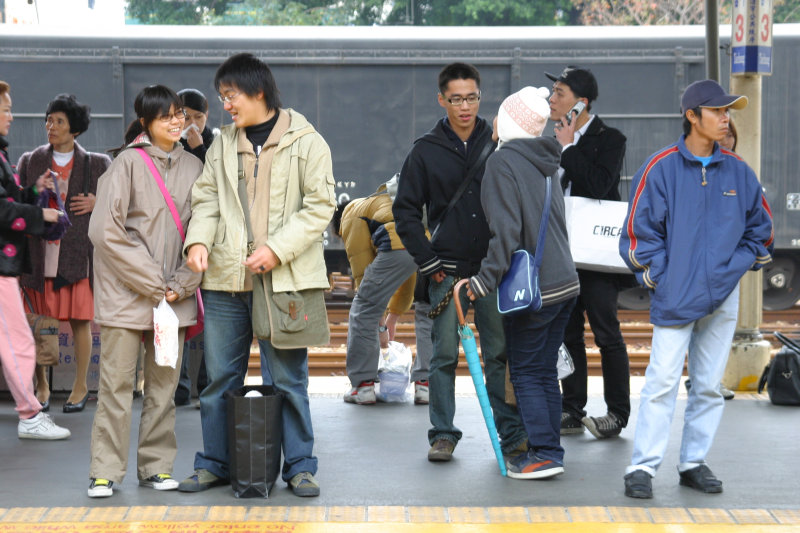 台灣鐵路旅遊攝影台中火車站月台交談的旅客2005攝影照片253