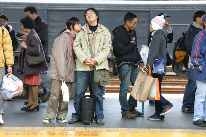 台灣鐵路旅遊攝影台中火車站月台交談的旅客2005攝影照片254