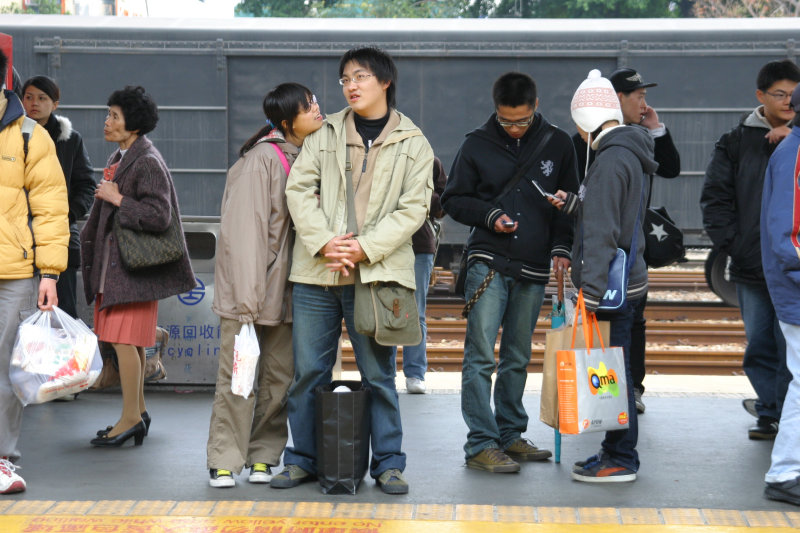台灣鐵路旅遊攝影台中火車站月台交談的旅客2005攝影照片255