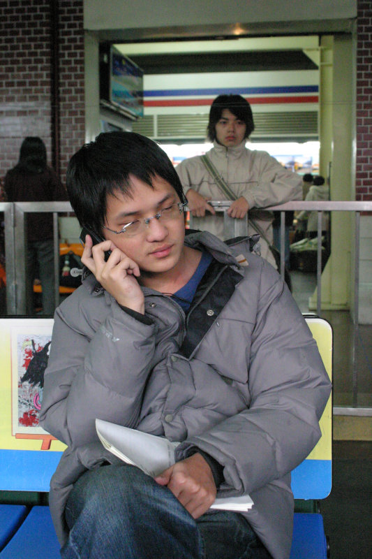 台灣鐵路旅遊攝影台中火車站月台交談的旅客2005攝影照片256