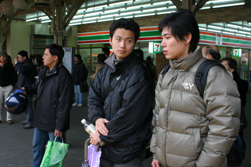台灣鐵路旅遊攝影台中火車站月台交談的旅客2005攝影照片257