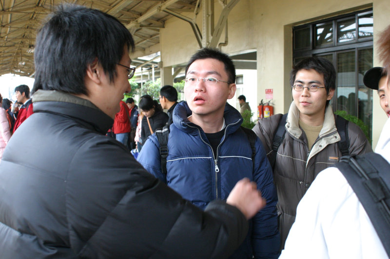 台灣鐵路旅遊攝影台中火車站月台交談的旅客2005攝影照片259
