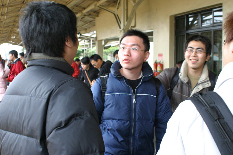 台灣鐵路旅遊攝影台中火車站月台交談的旅客2005攝影照片260
