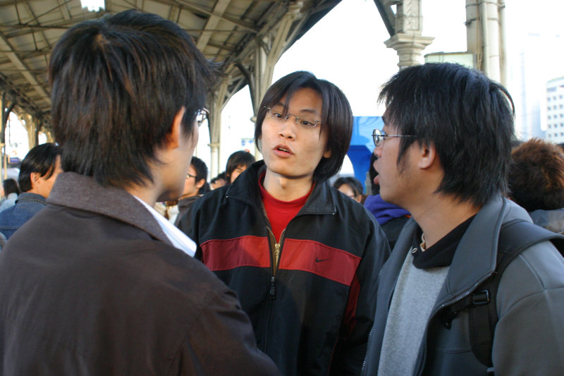 台灣鐵路旅遊攝影台中火車站月台交談的旅客2005攝影照片261