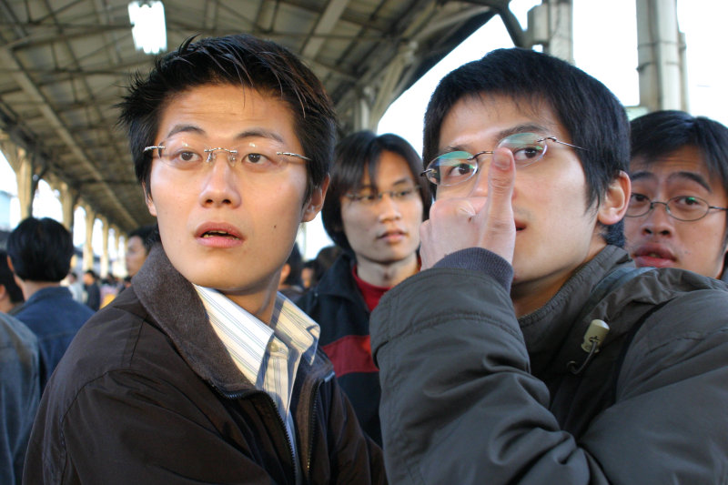 台灣鐵路旅遊攝影台中火車站月台交談的旅客2005攝影照片262