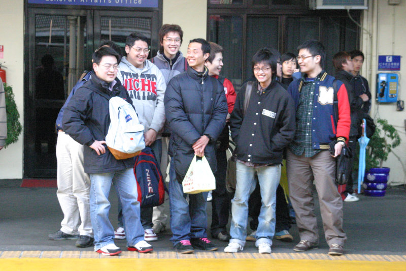 台灣鐵路旅遊攝影台中火車站月台交談的旅客2005攝影照片263