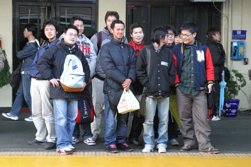 台灣鐵路旅遊攝影台中火車站月台交談的旅客2005攝影照片264
