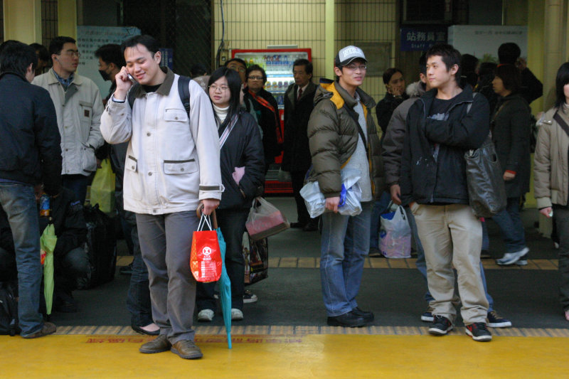 台灣鐵路旅遊攝影台中火車站月台交談的旅客2005攝影照片265