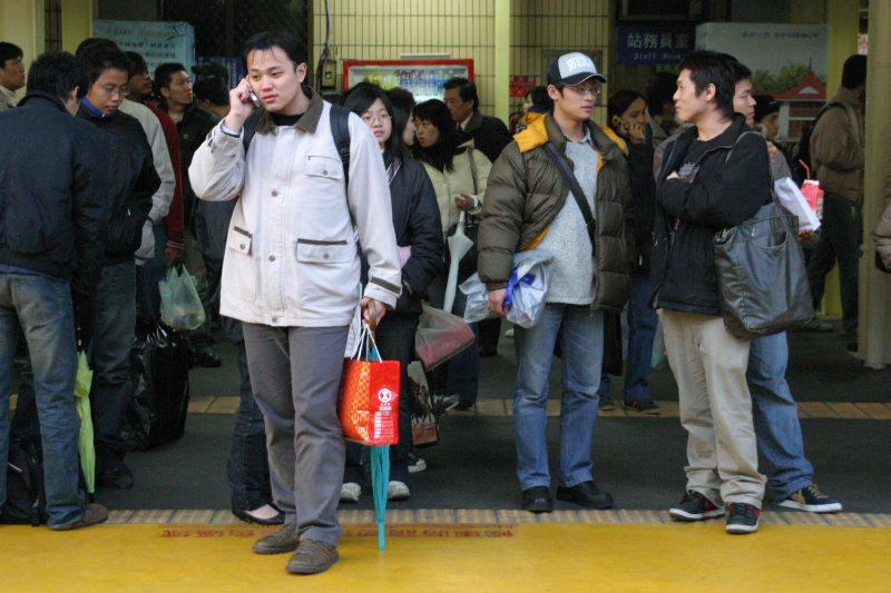 台灣鐵路旅遊攝影台中火車站月台交談的旅客2005攝影照片266
