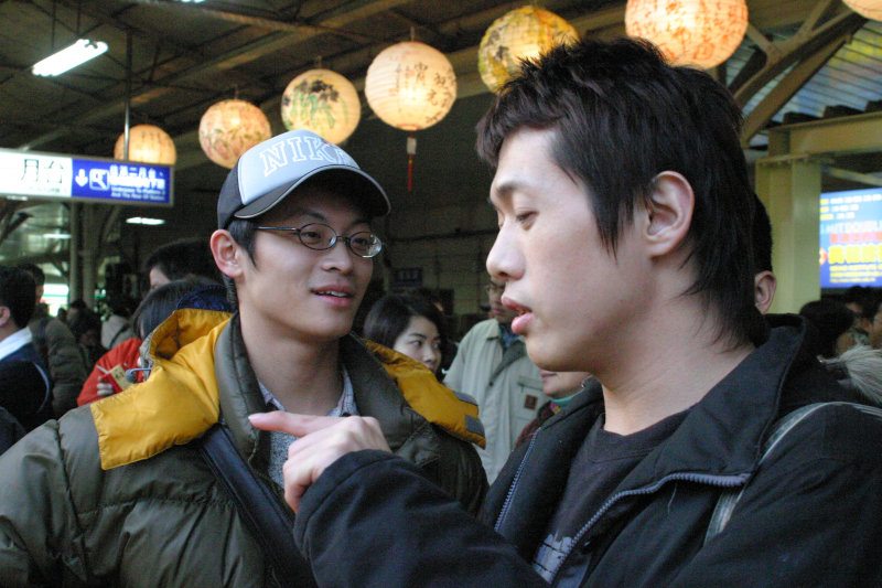 台灣鐵路旅遊攝影台中火車站月台交談的旅客2005攝影照片268
