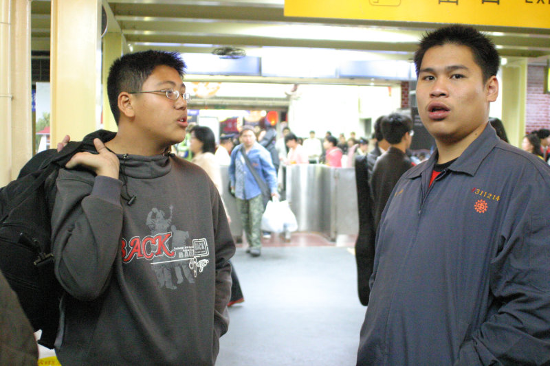 台灣鐵路旅遊攝影台中火車站月台交談的旅客2005攝影照片269