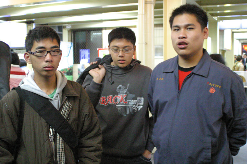 台灣鐵路旅遊攝影台中火車站月台交談的旅客2005攝影照片270