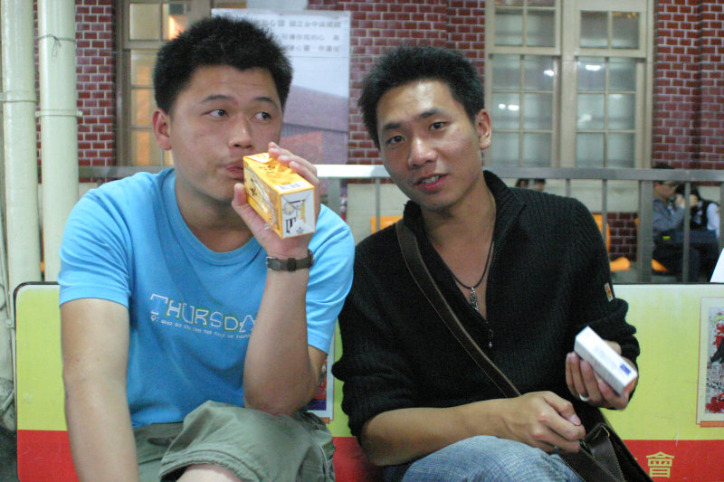 台灣鐵路旅遊攝影台中火車站月台交談的旅客2005攝影照片272