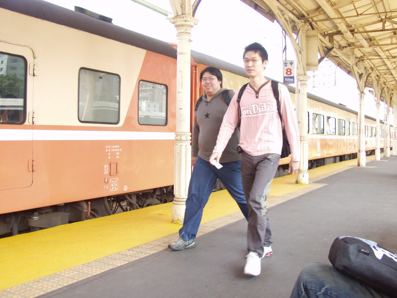 台灣鐵路旅遊攝影台中火車站月台交談的旅客2005攝影照片273