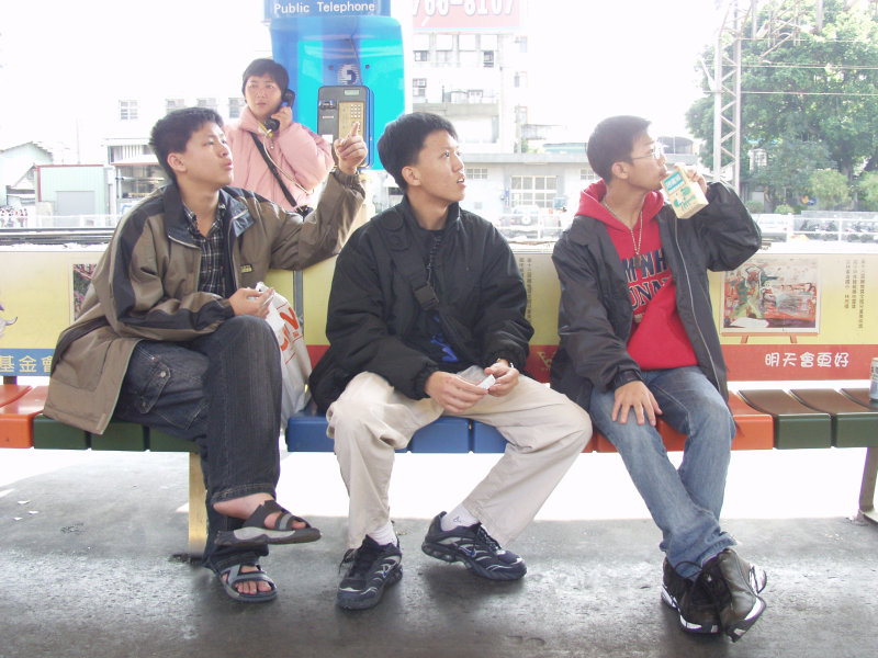 台灣鐵路旅遊攝影台中火車站月台交談的旅客2005攝影照片274