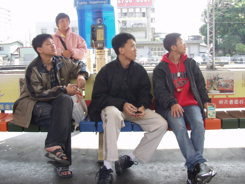台灣鐵路旅遊攝影台中火車站月台交談的旅客2005攝影照片275
