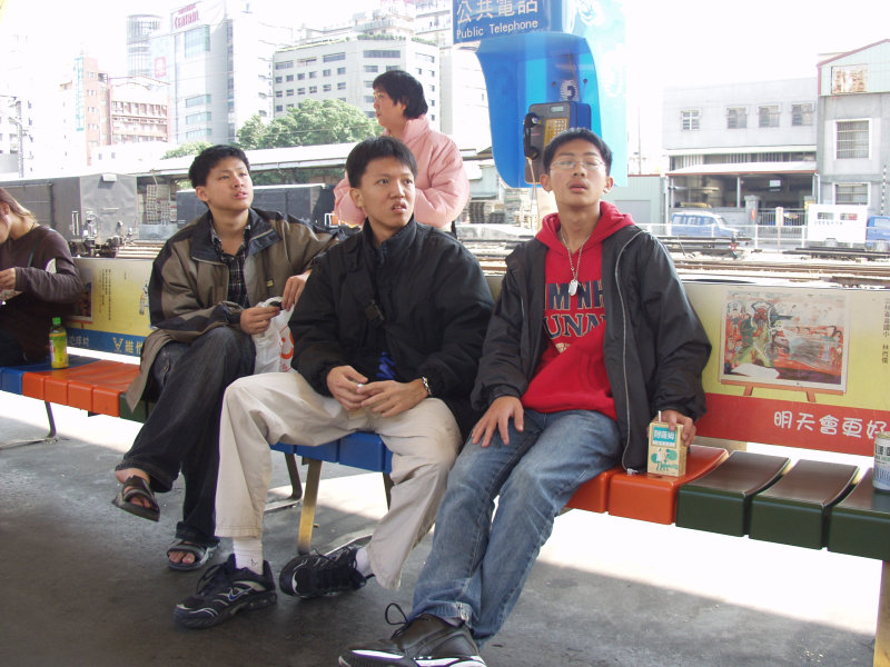 台灣鐵路旅遊攝影台中火車站月台交談的旅客2005攝影照片276