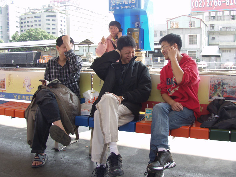 台灣鐵路旅遊攝影台中火車站月台交談的旅客2005攝影照片277