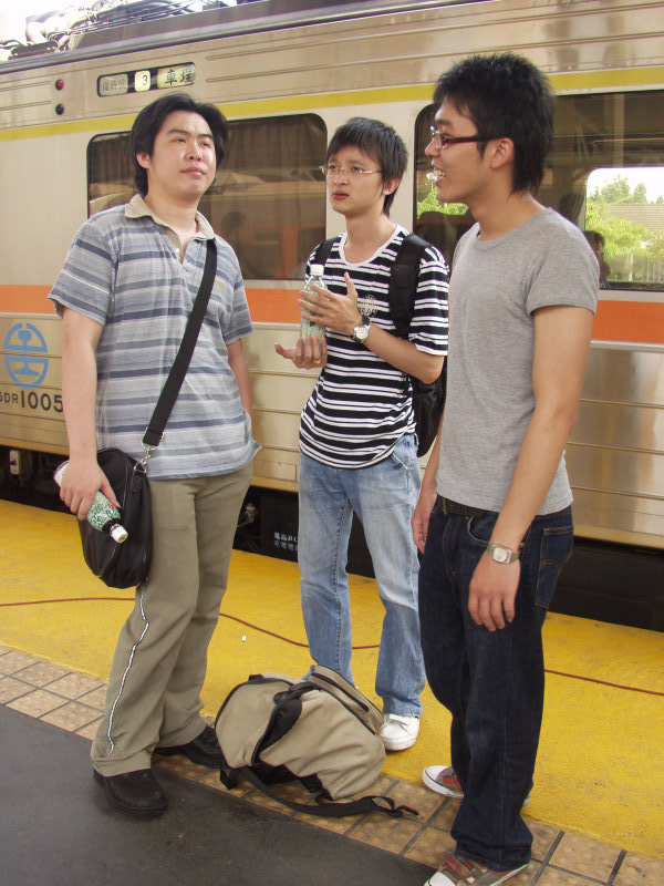 台灣鐵路旅遊攝影台中火車站月台交談的旅客2005攝影照片279