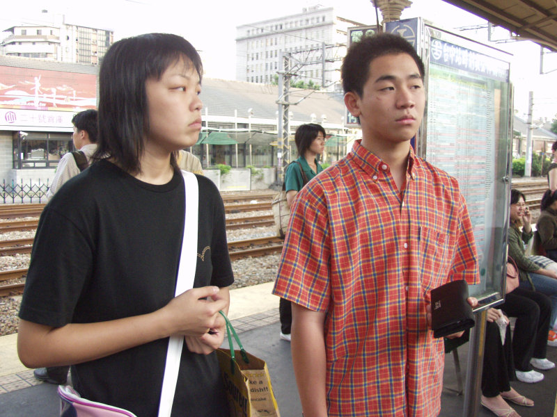 台灣鐵路旅遊攝影台中火車站月台交談的旅客2005攝影照片280