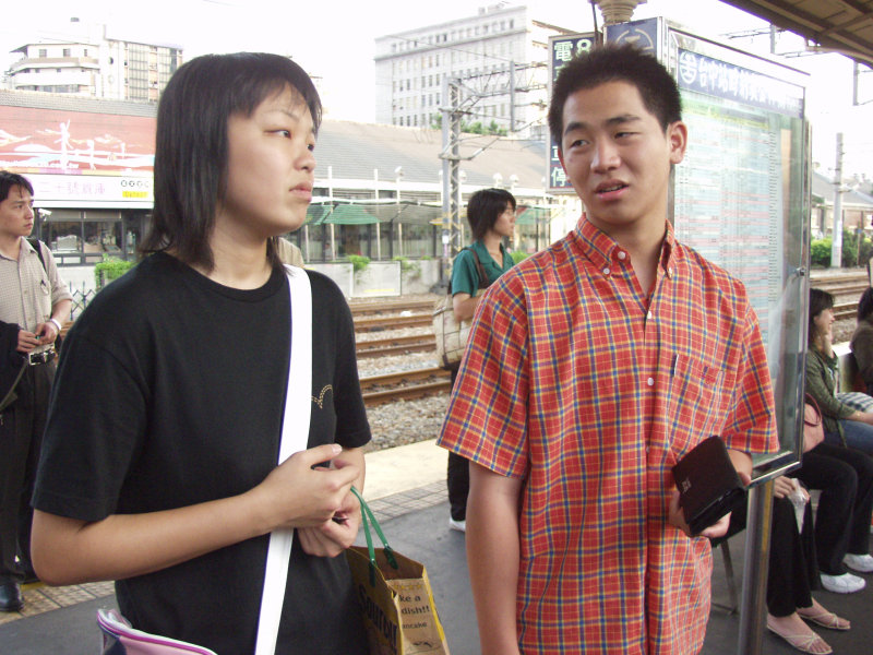 台灣鐵路旅遊攝影台中火車站月台交談的旅客2005攝影照片281