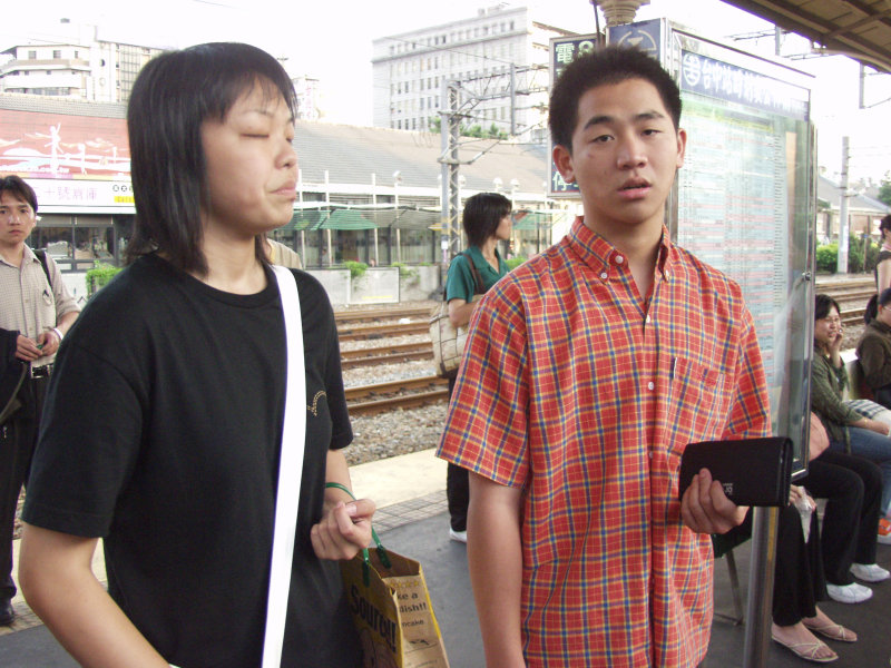 台灣鐵路旅遊攝影台中火車站月台交談的旅客2005攝影照片282