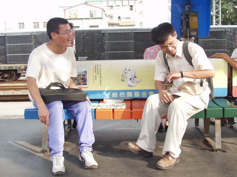 台灣鐵路旅遊攝影台中火車站月台交談的旅客2005攝影照片285