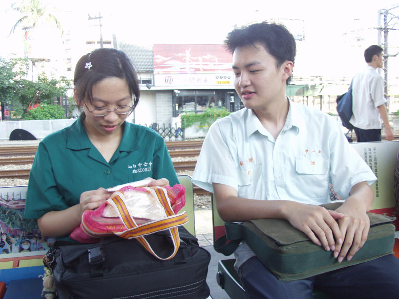 台灣鐵路旅遊攝影台中火車站月台交談的旅客2005攝影照片287