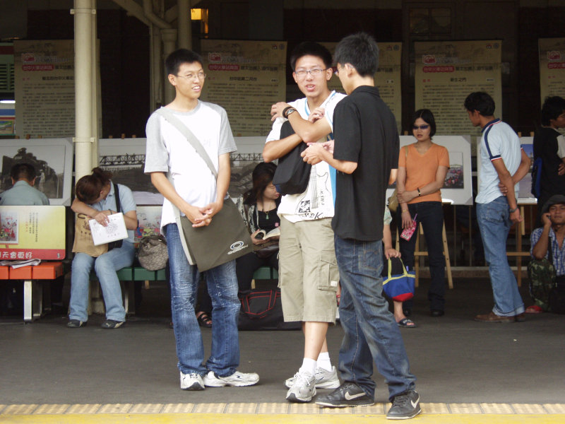 台灣鐵路旅遊攝影台中火車站月台交談的旅客2005攝影照片290