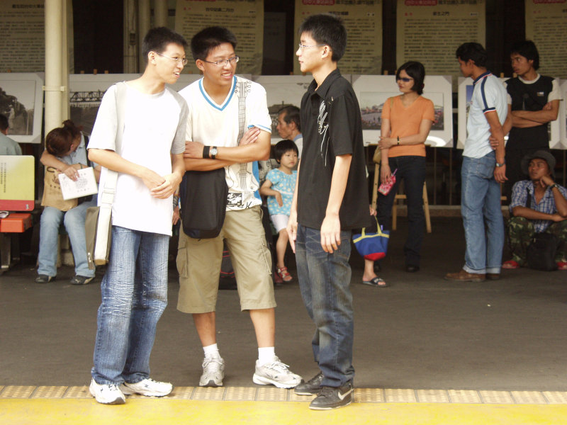 台灣鐵路旅遊攝影台中火車站月台交談的旅客2005攝影照片291