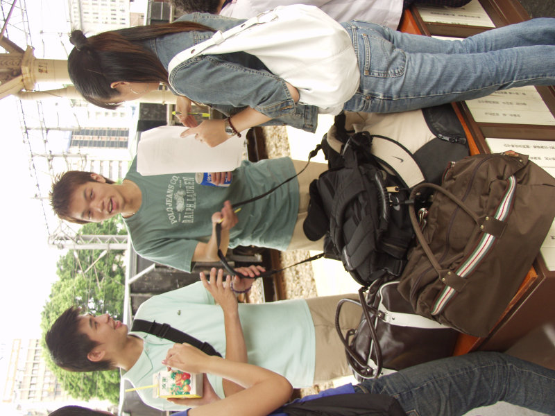台灣鐵路旅遊攝影台中火車站月台交談的旅客2005攝影照片294