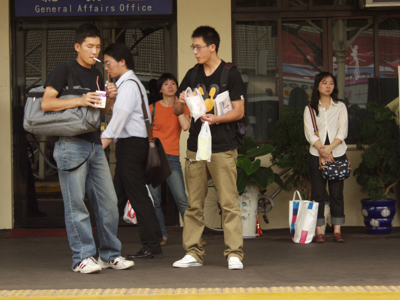 台灣鐵路旅遊攝影台中火車站月台交談的旅客2005攝影照片296