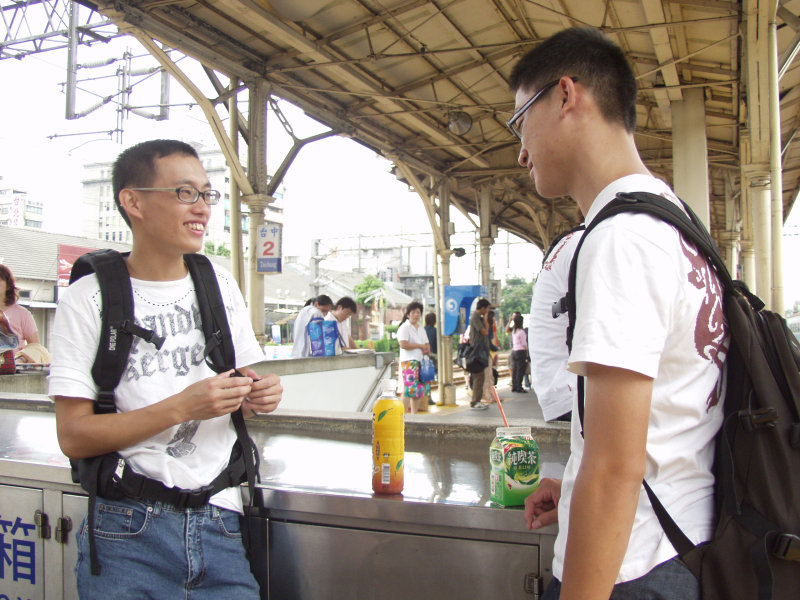 台灣鐵路旅遊攝影台中火車站月台交談的旅客2005攝影照片297