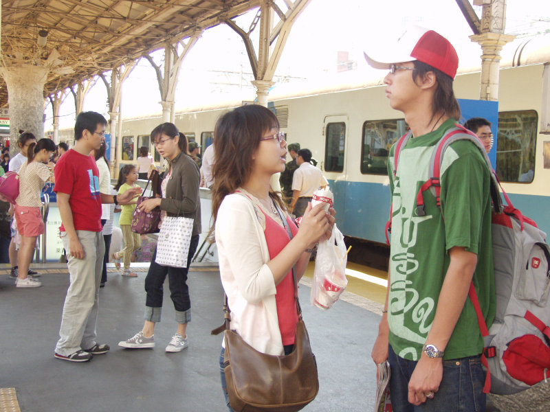 台灣鐵路旅遊攝影台中火車站月台交談的旅客2005攝影照片298