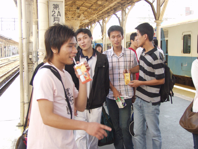 台灣鐵路旅遊攝影台中火車站月台交談的旅客2005攝影照片299